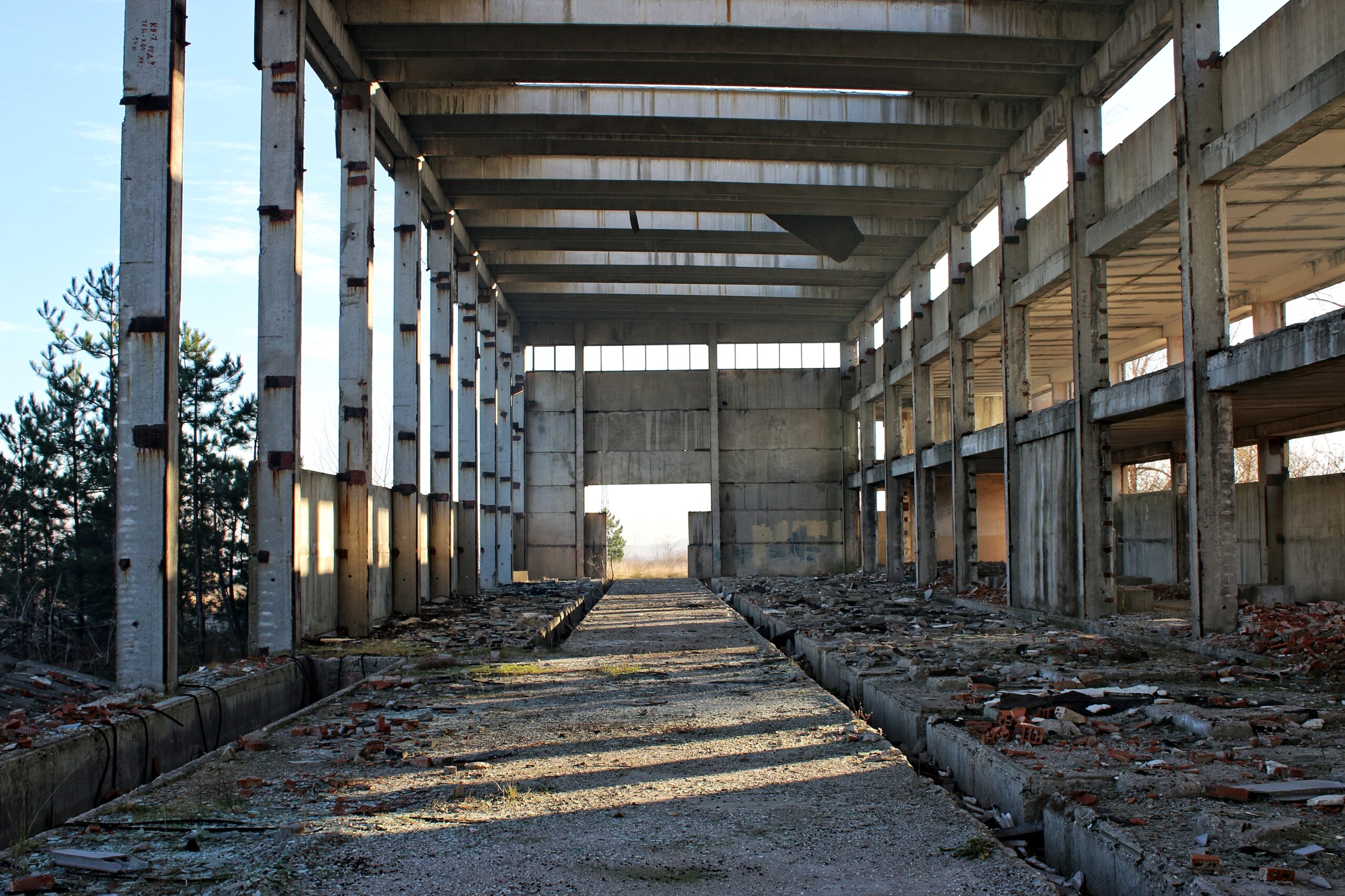Verlassene Industriehalle in Nauen, bereit für Schrottdemontage durch M&S Schrotthandel GbR