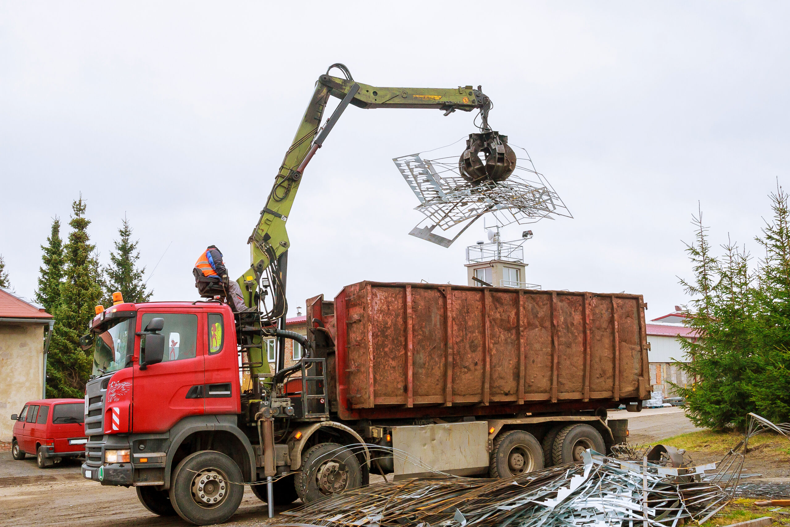 Mobiler Kran auf LKW bei Schrottabholung in Nauen – M&S Schrotthandel lädt Metallreste für Recycling auf